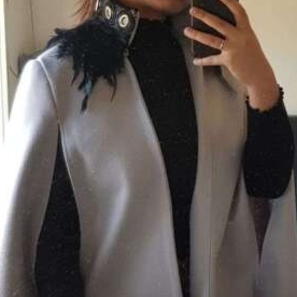 CLASSIC Feather Cape - Picture 7 of 11